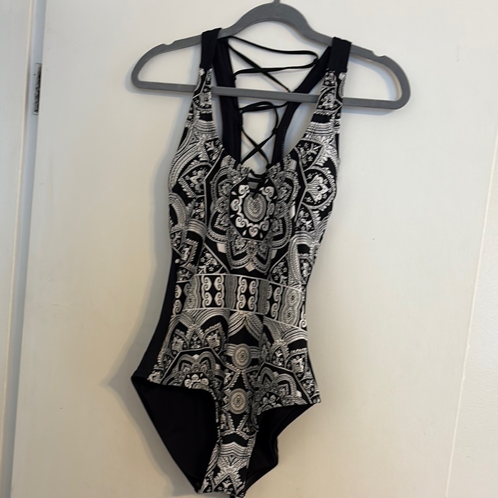 Jantzen black & white medallion black strappy back one-piece bathing suit.size 8 - Picture 3 of 11